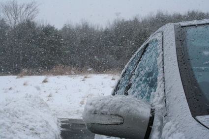 Изображение автомобиля в снегу